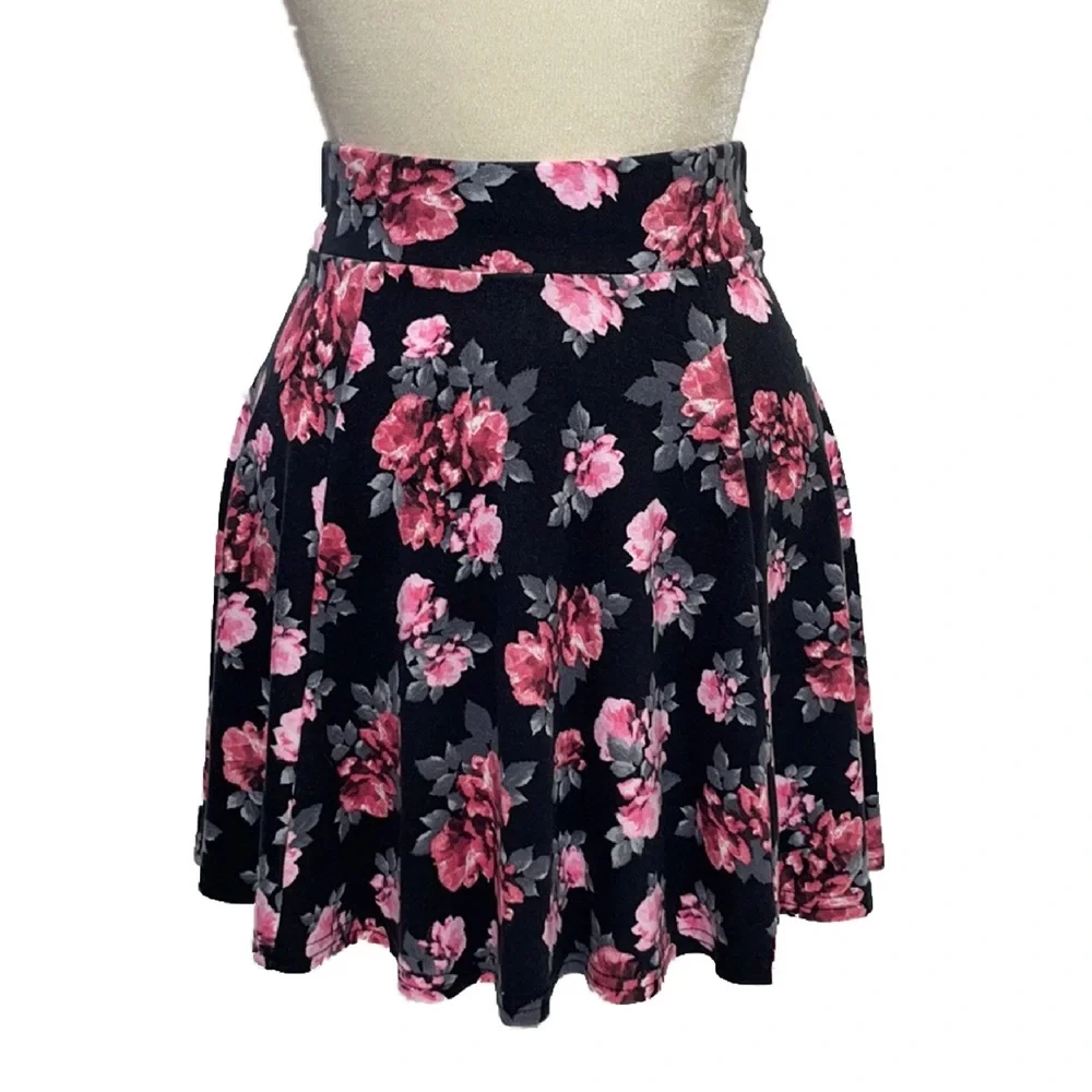 Flirty Floral Fun Mini Skirt Divided Size XS